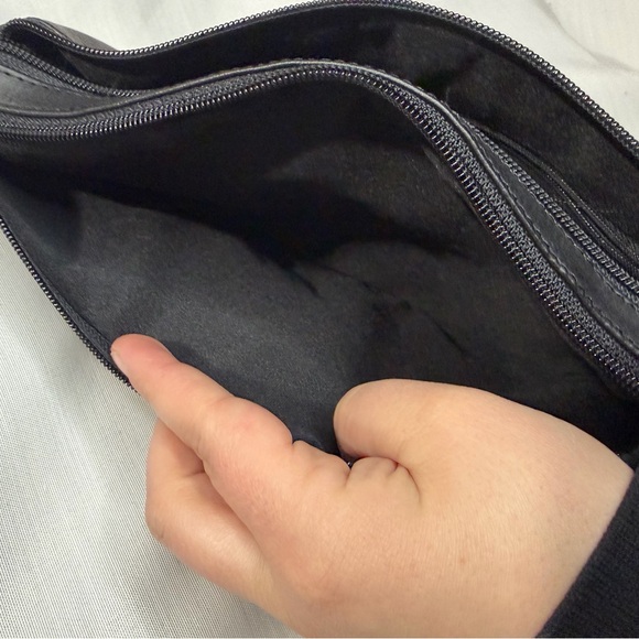 Elegant Black Crossbody Bag - Picture 3 of 6